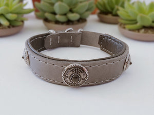 Hundewohl - Elegantes Halsband mit Nappaleder und Conchos